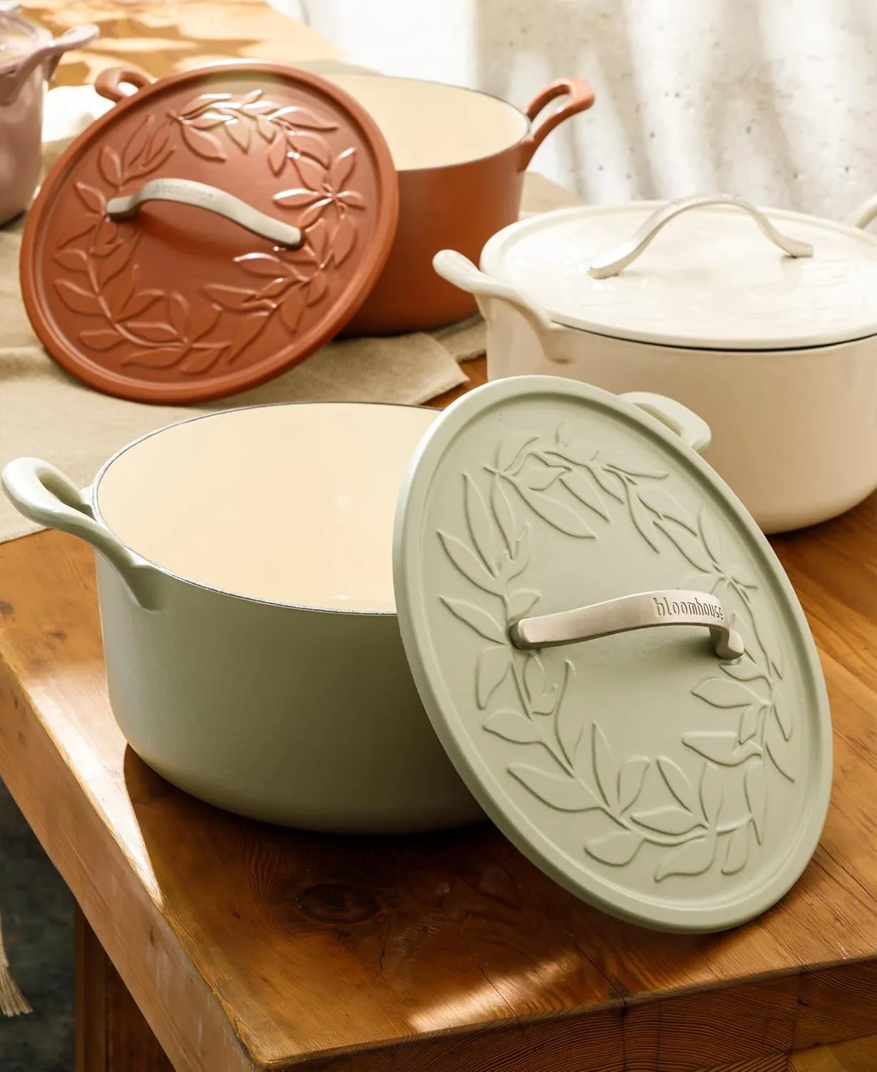 7 Qt Cast Iron Dutch Oven W/Embossed Lid, European Enamel, & Olive Wood Trivet - Matte Sage