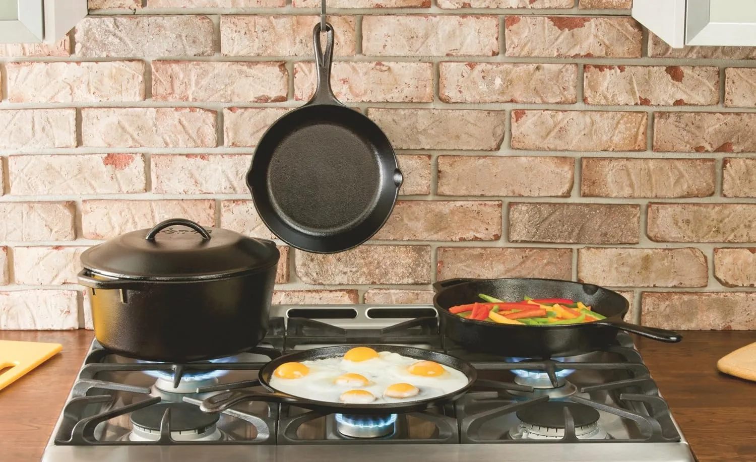 Lodge 5 Quart Pre-Seasoned Cast Iron Dutch Oven with Lid - Wire Bail Handle for Easy Transfer from Cooking Surface to Table - Use in the Oven, on the Stove, on the Grill or over the Campfire - Black